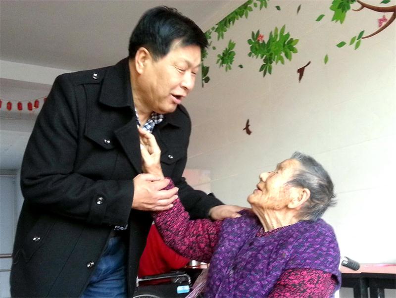 99岁的老人把秦玺林误认作是 自己的儿子，摸着院长的脸和手说“儿子陪我过年”。.jpg