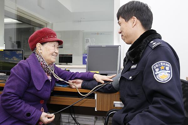 七旬阿婆九年每周为民警问诊，脑子里有本“健康账”